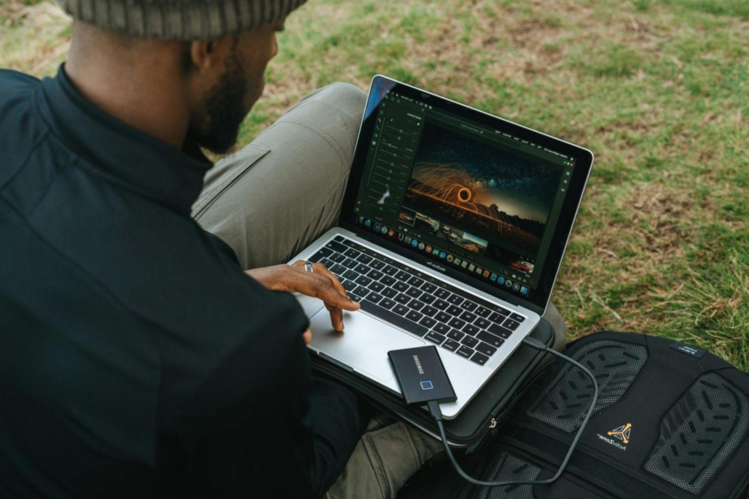 Arbeitsplatz mit Finanzunterlagen und Laptop für Bilanzanalyse