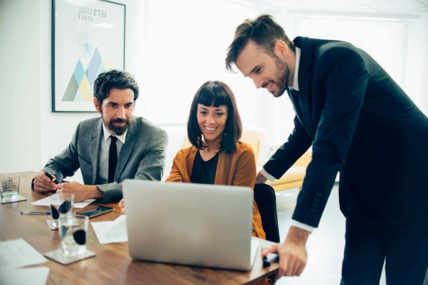 Finanzielle Unterlagen und Berichte auf einem Schreibtisch