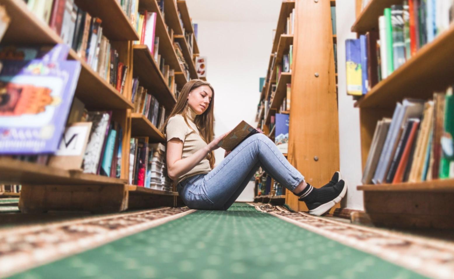 Teilnehmende beim gemeinsamen Arbeiten an Finanzanalysen