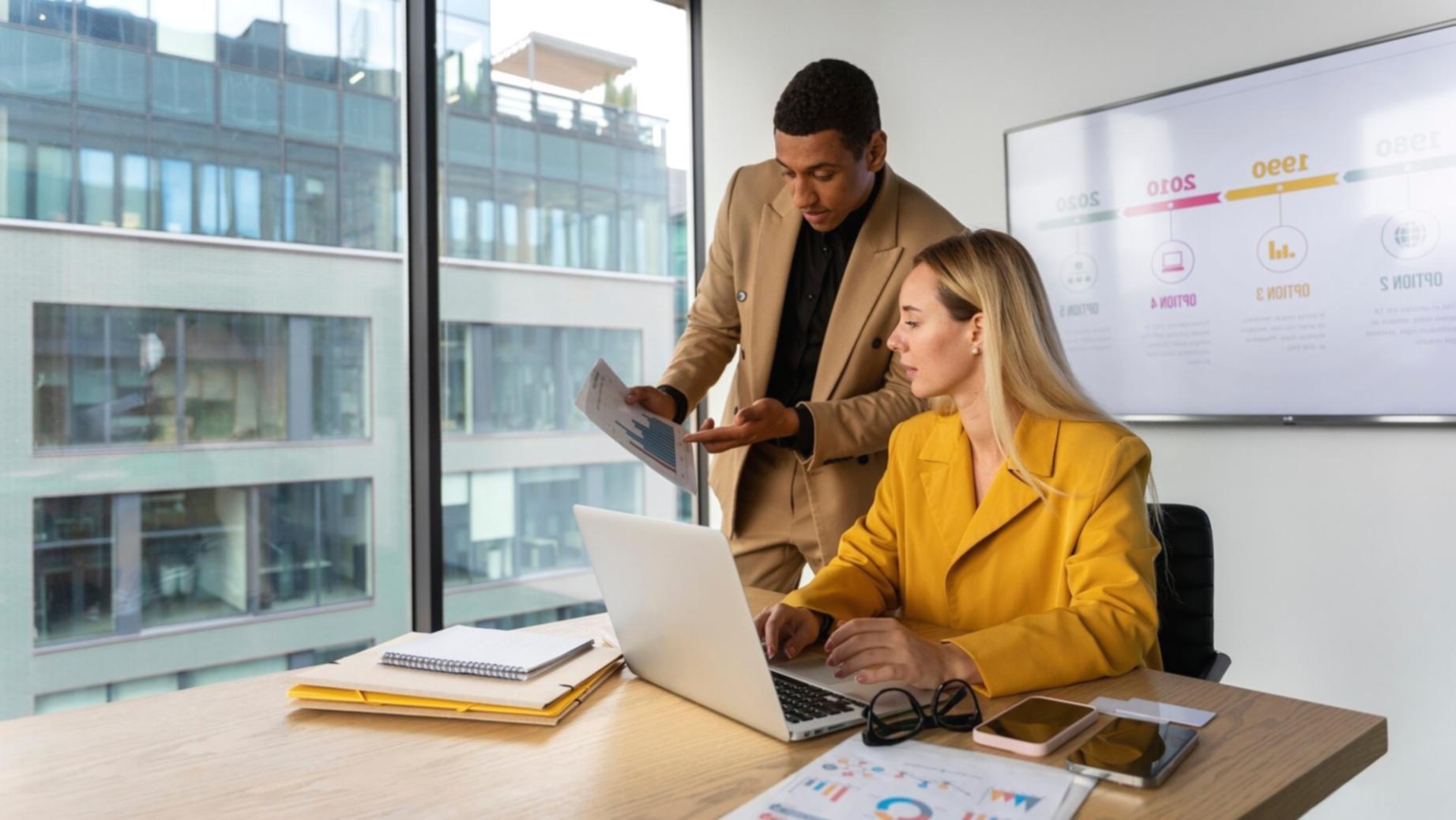 Finanzanalyse Workspace mit Dokumenten und Laptop