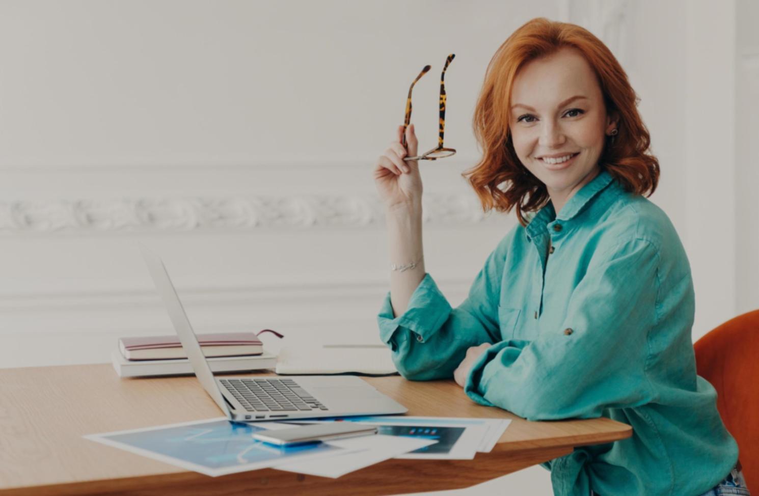 Detailansicht von Finanzberichten mit Taschenrechner